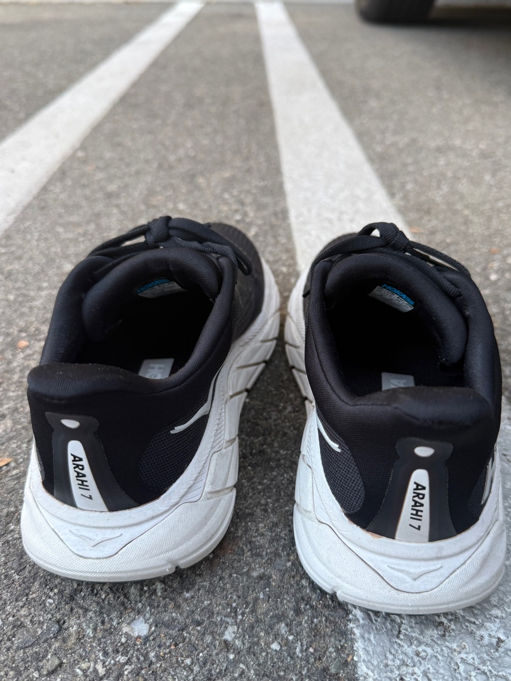 Hoka Arahi 7 Running Shoe - Black/White - Picture 9 of 14